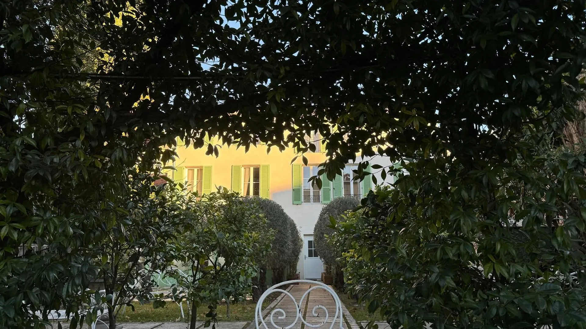 Old Town-Exceptional Apartment-In Absolute Calm Antibes Apartment